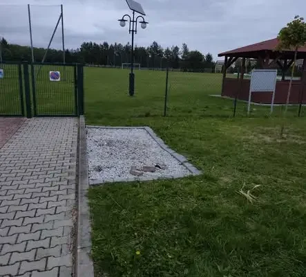 Czerwone autko do zbiórki nakrętek zniknęło spod bramy boiska. Mieszkańcy mogą odetchnąć