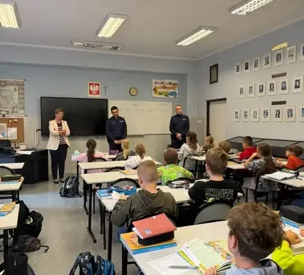Uczniowie klas 4 z Bierunia uczyli się bezpieczeństwa w sieci podczas spotkań z policją