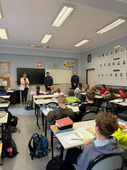 Uczniowie klas 4 z Bierunia uczyli się bezpieczeństwa w sieci podczas spotkań z policją