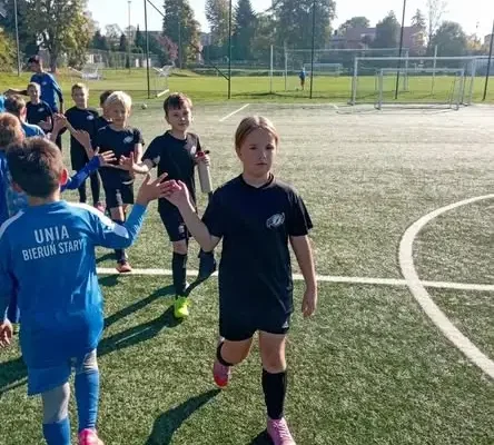Żaki Unii Bieruń wygrywają z Siódemką Tychy. Kapitalny gol z rzutu wolnego!