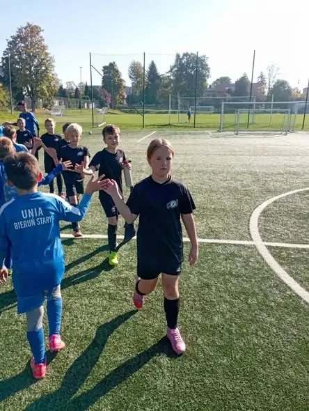 Żaki Unii Bieruń wygrywają z Siódemką Tychy. Kapitalny gol z rzutu wolnego!