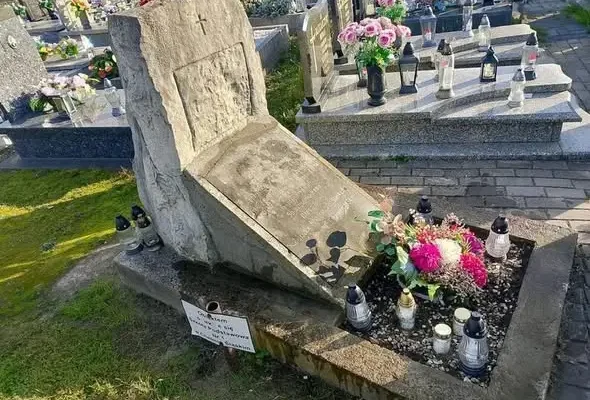 Młodzi wolontariusze z Chełmu Śląskiego opiekują się grobem powstańców śląskich
