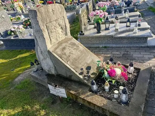 Młodzi wolontariusze z Chełmu Śląskiego opiekują się grobem powstańców śląskich
