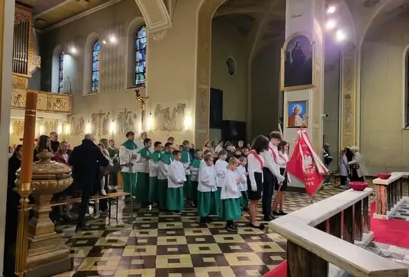 Dzień Edukacji Narodowej w Bieruniu: śpiewająco i tanecznie w SP1
