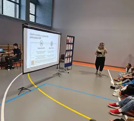 Uczniowie z gminy Chełm Śląski uczyli się reagować na sygnały alarmowe
