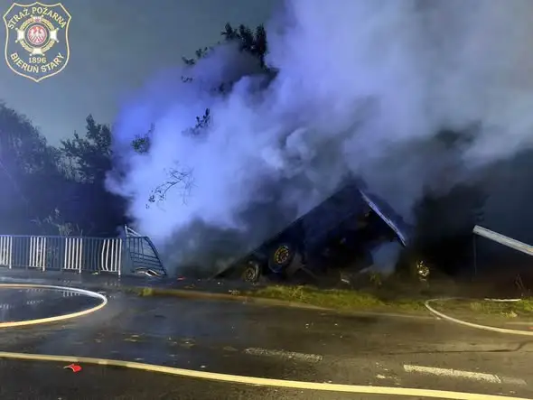 Pożar ciężarówki po wypadnięciu z drogi w Lędzinach – akcja służb