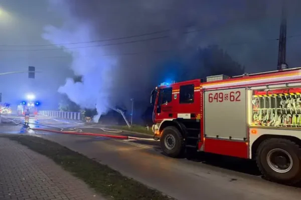 Pożar ciężarówki na ul. Pokoju w Lędzinach – droga zablokowana
