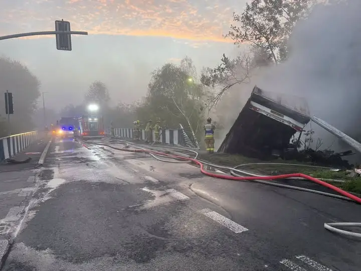 Lędziny: wybuch opony w ciężarówce, pojazd uderzył w bariery wiaduktu