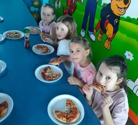 Pierwszoklasiści z Lędzin na warsztatach pizzy w Bielsku-Białej