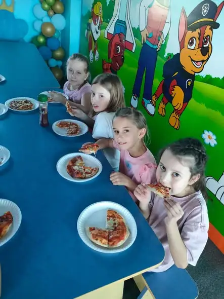 Pierwszoklasiści z Lędzin na warsztatach pizzy w Bielsku-Białej
