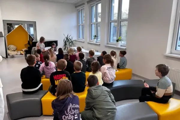 Międzypokoleniowe czytanie w bibliotece szkolnej w Bieruniu