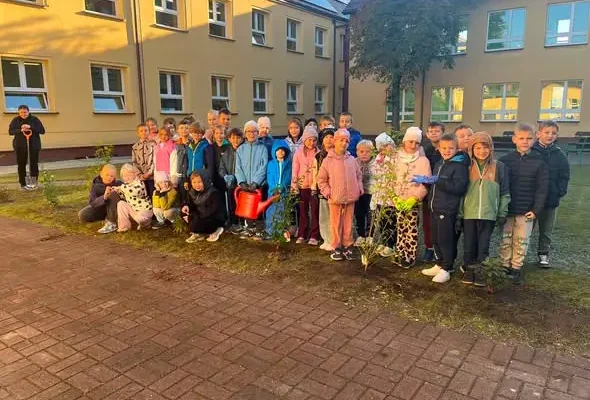 Uczniowie z Bojszów sadzili krzewy w ramach projektu ekologicznego