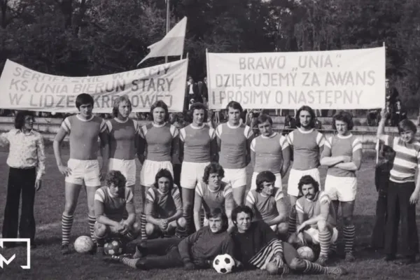 Piłkarze Unii Bieruń Stary z awansem z 1976 roku na zdjęciu miesiąca