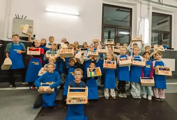 Młodzi strażacy z Tychów uczyli się majsterkowania z Castoramą