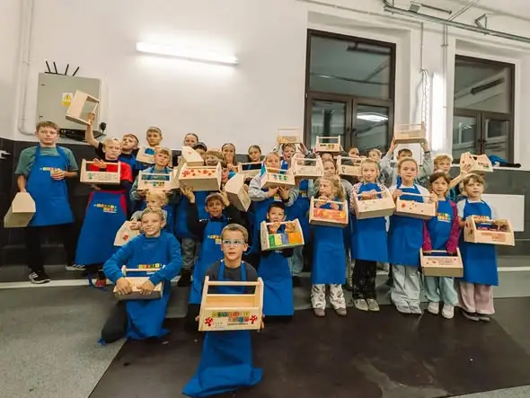 Młodzi strażacy z Tychów uczyli się majsterkowania z Castoramą