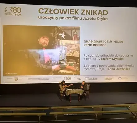 Uczennice z Bojszów na pokazie filmu „Człowiek znikąd” – ich podcast doceniony
