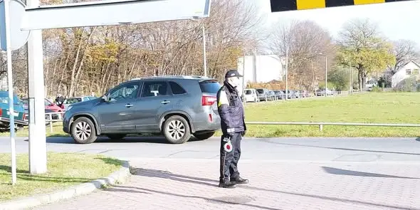 Wszystkich Świętych 2026: apel straży miejskiej o rozłożenie wizyt na cmentarzach