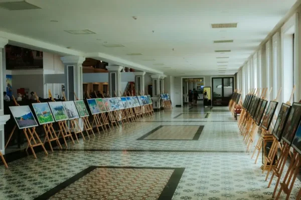 Wernisaż malarstwa Justyny Smołki w lędzińskiej bibliotece